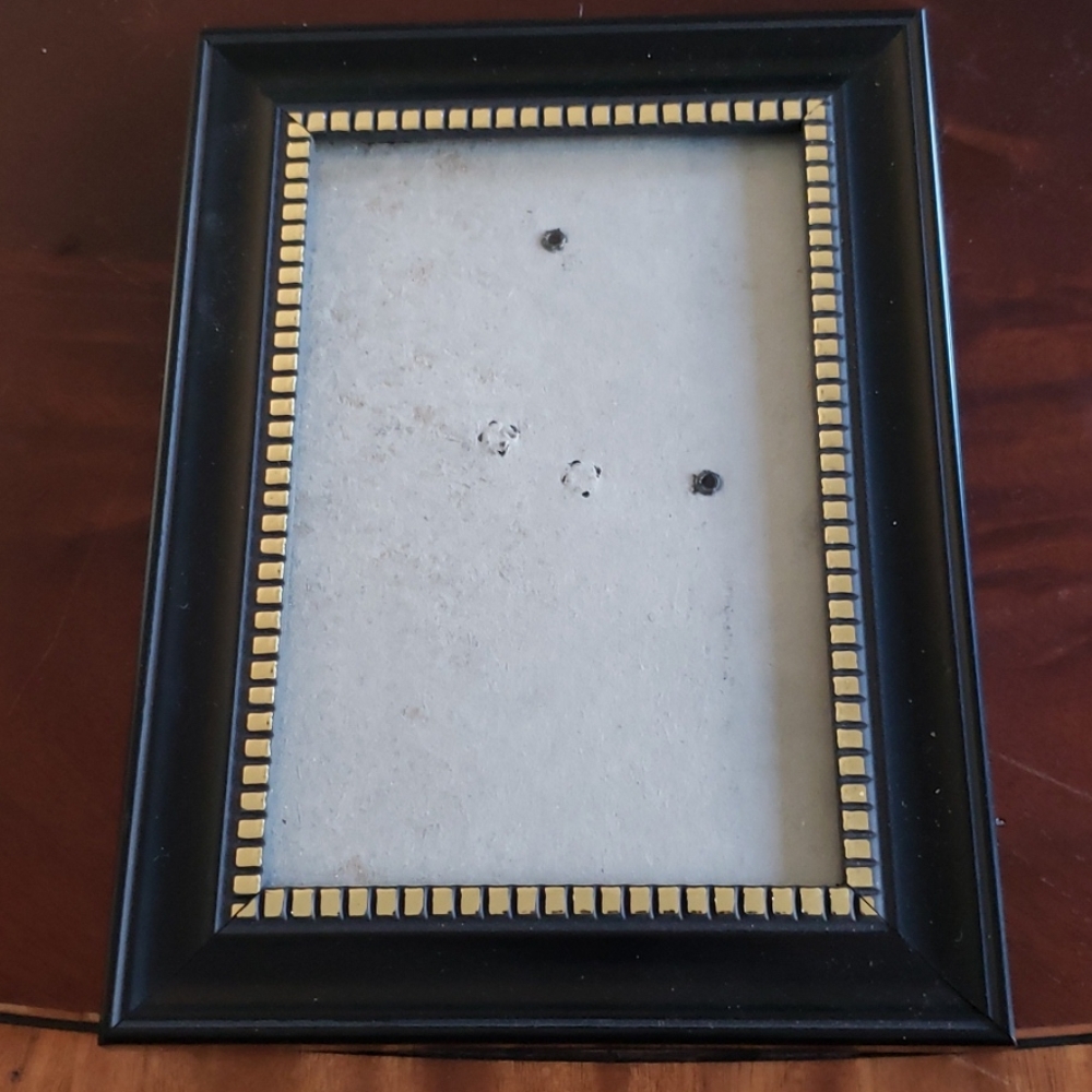 BUNDLE OF PICTURE FRAMES